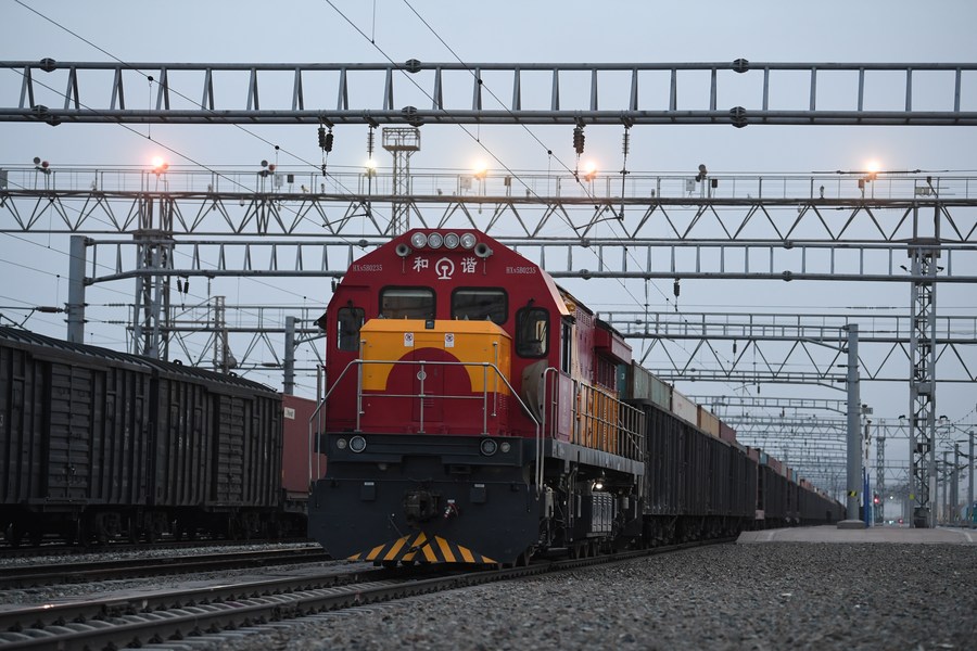 Значительно выросло число грузовых поездов Китай-Европа, прошедших через КПП Алашанькоу в Синьцзяне